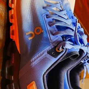 I am selling new cloudflow sneakers worn once.